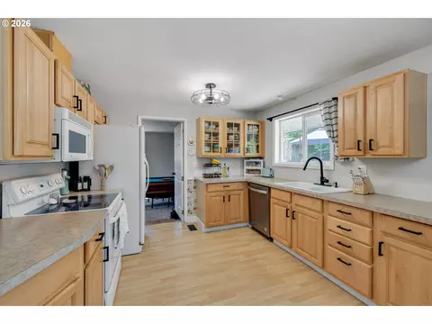 Kitchen - 1563 NE Village Squire Ct, Gresham, OR 97030 photo 1 of 6
