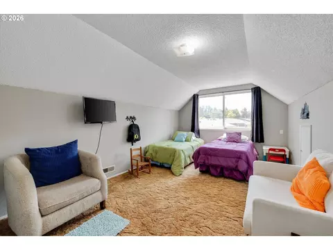 Bedroom - 1563 NE Village Squire Ct, Gresham, OR 97030 photo 5 of 6