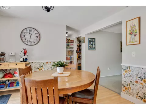 Dining - 1563 NE Village Squire Ct, Gresham, OR 97030 photo 3 of 3
