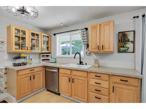 Kitchen - 1563 NE Village Squire Ct, Gresham, OR 97030 photo 2 of 6