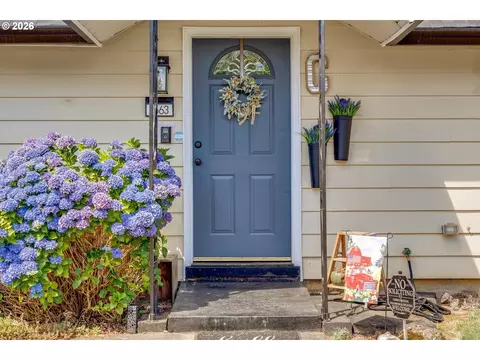 Entry Way - 1563 NE Village Squire Ct, Gresham, OR 97030 photo 1 of 1