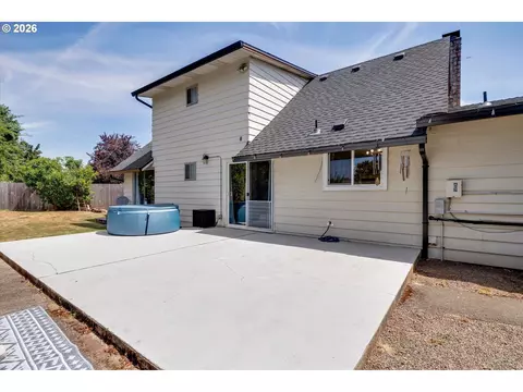 Exterior - 1563 NE Village Squire Ct, Gresham, OR 97030 photo 7 of 14