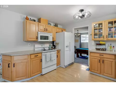Kitchen - 1563 NE Village Squire Ct, Gresham, OR 97030 photo 3 of 6
