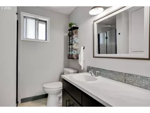 Bath - 1563 NE Village Squire Ct, Gresham, OR 97030 photo 2 of 2