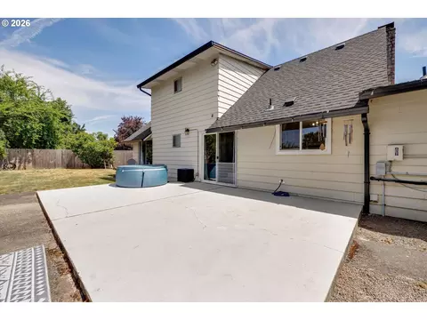 Exterior - 1563 NE Village Squire Ct, Gresham, OR 97030 photo 11 of 14