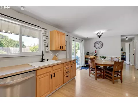 Kitchen - 1563 NE Village Squire Ct, Gresham, OR 97030 photo 5 of 6