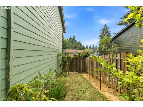 Exterior - 3705 NW 1st St, Gresham, OR 97030 photo 9 of 12