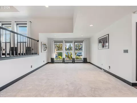 Living - 511 SE 15th St, Gresham, OR 97080 photo 2 of 4
