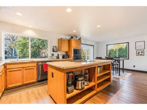 Kitchen - 511 SE 15th St, Gresham, OR 97080 photo 3 of 4