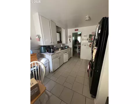 Kitchen - 465 Davis St, Eugene, OR 97402 photo 1 of 1