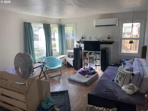 Living - 465 Davis St, Eugene, OR 97402 photo 2 of 3