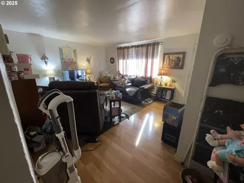 Living - 465 Davis St, Eugene, OR 97402 photo 3 of 3