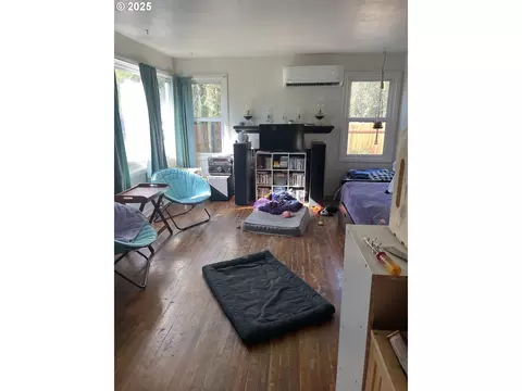 Living - 465 Davis St, Eugene, OR 97402 photo 1 of 3