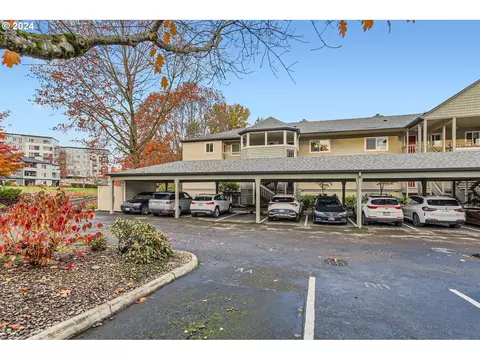 5110 S Landing Dr #302, Portland, OR 97239