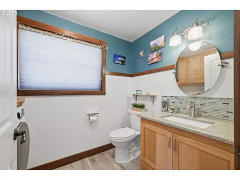 Bath - 426 Carthage Ave, Eugene, OR 97404 photo 1 of 4