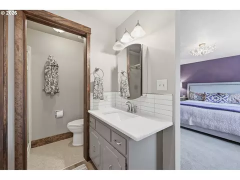 Bath - 426 Carthage Ave, Eugene, OR 97404 photo 2 of 4