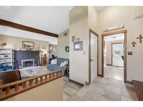 Entry Way - 426 Carthage Ave, Eugene, OR 97404 photo 3 of 3