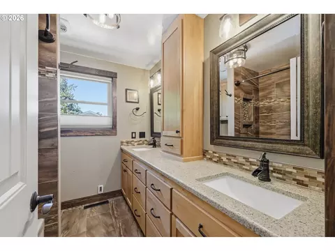 Bath - 426 Carthage Ave, Eugene, OR 97404 photo 3 of 4
