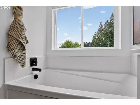 Bath - 5742 Basalt Ct, Springfield, OR 97478 photo 3 of 4