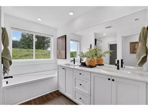 Bath - 5742 Basalt Ct, Springfield, OR 97478 photo 2 of 4