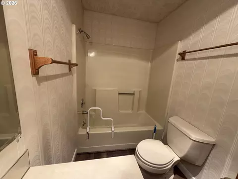 Bath - 18161 Meinig Ave, Sandy, OR 97055 photo 2 of 3