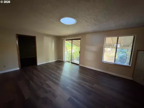 Living - 18161 Meinig Ave, Sandy, OR 97055 photo 2 of 3