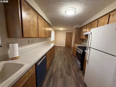 Kitchen - 18161 Meinig Ave, Sandy, OR 97055 photo 1 of 1