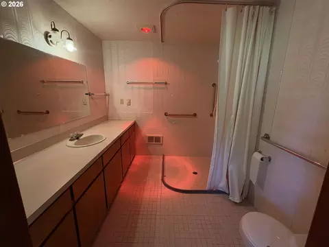 Bath - 18161 Meinig Ave, Sandy, OR 97055 photo 3 of 3