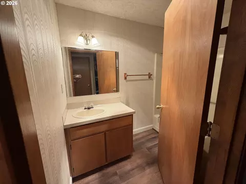 Bath - 18161 Meinig Ave, Sandy, OR 97055 photo 1 of 3