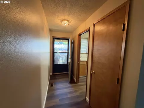 Entry Way - 18161 Meinig Ave, Sandy, OR 97055 photo 2 of 2