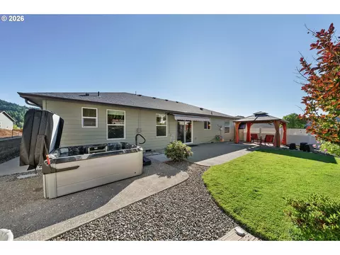Exterior - 613 Brooks Loop, Sutherlin, OR 97479 photo 6 of 17