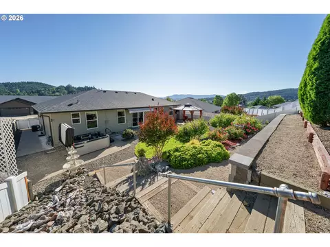 Exterior - 613 Brooks Loop, Sutherlin, OR 97479 photo 13 of 17