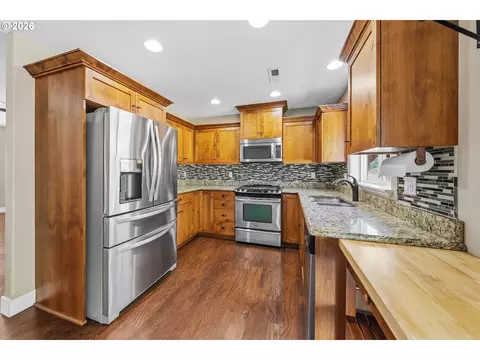 Kitchen - 613 Brooks Loop, Sutherlin, OR 97479 photo 2 of 3