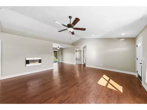 Living - 613 Brooks Loop, Sutherlin, OR 97479 photo 2 of 3