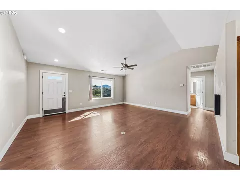 Living - 613 Brooks Loop, Sutherlin, OR 97479 photo 1 of 3