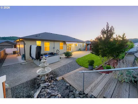 Exterior - 613 Brooks Loop, Sutherlin, OR 97479 photo 12 of 17