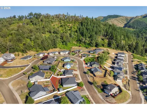 View/Area - 613 Brooks Loop, Sutherlin, OR 97479 photo 7 of 9