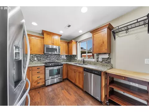Kitchen - 613 Brooks Loop, Sutherlin, OR 97479 photo 3 of 3