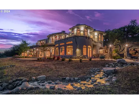 2700 N Valley View Rd, Ashland, OR 97520