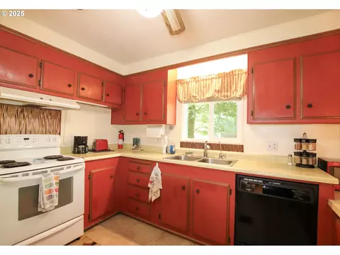 Kitchen - 11425 E Mapleton Rd, Mapleton, OR 97453 photo 2 of 6