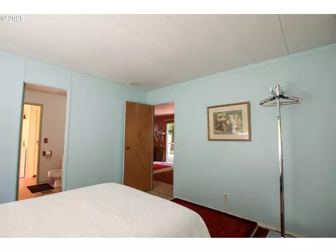 Bedroom - 11425 E Mapleton Rd, Mapleton, OR 97453 photo 2 of 5