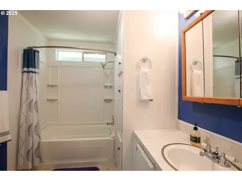 Bath - 11425 E Mapleton Rd, Mapleton, OR 97453 photo 1 of 4