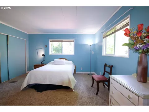 Bedroom - 11425 E Mapleton Rd, Mapleton, OR 97453 photo 4 of 5