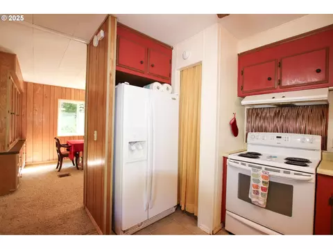 Kitchen - 11425 E Mapleton Rd, Mapleton, OR 97453 photo 6 of 6