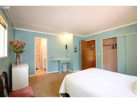 Bedroom - 11425 E Mapleton Rd, Mapleton, OR 97453 photo 5 of 5