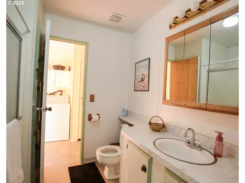 Bath - 11425 E Mapleton Rd, Mapleton, OR 97453 photo 3 of 4
