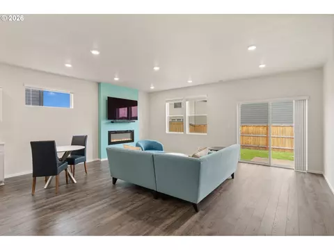 Living - 2956 U St, Springfield, OR 97477 photo 1 of 4