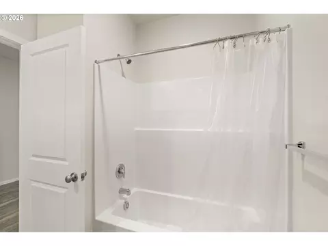 Bath - 2956 U St, Springfield, OR 97477 photo 3 of 3