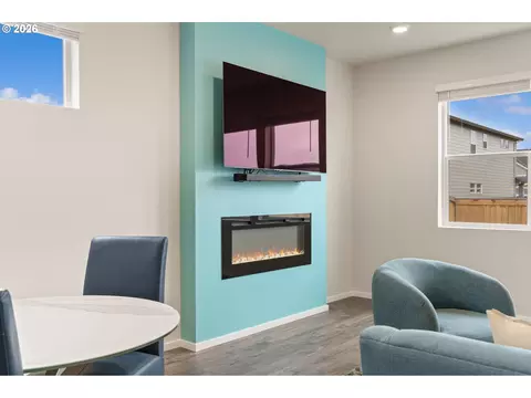 Living - 2956 U St, Springfield, OR 97477 photo 3 of 4