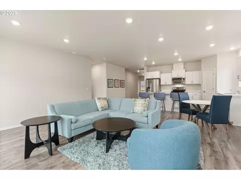 Living - 2956 U St, Springfield, OR 97477 photo 2 of 4
